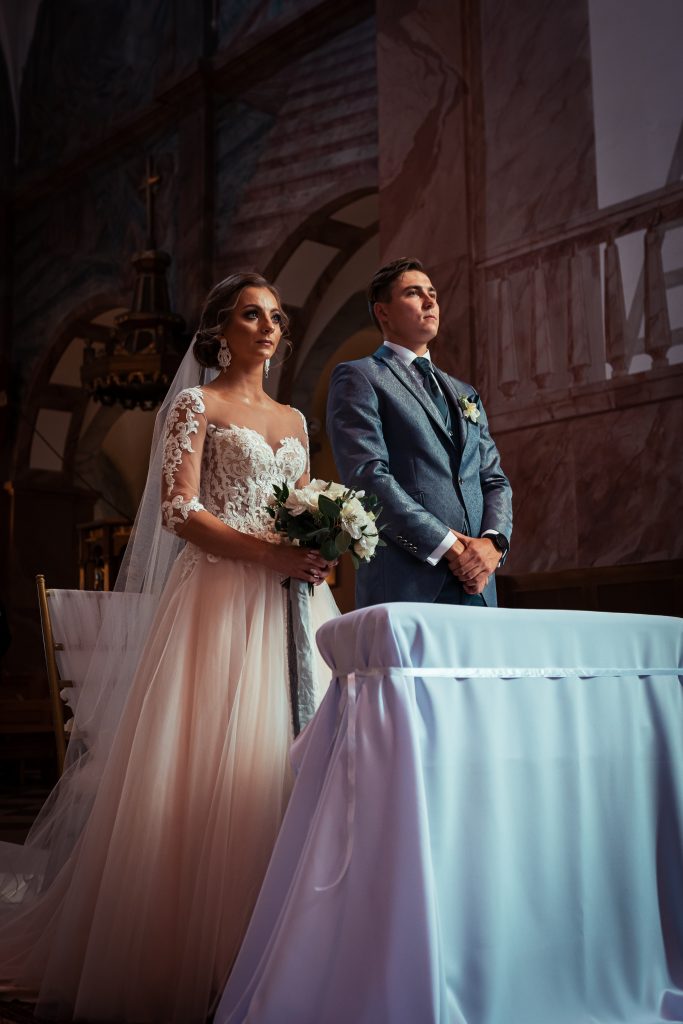 para młoda przed ołtarzem w dzień ślubu